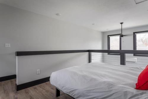 Postel nebo postele na pokoji v ubytování Center City Lofts 508 Unit 2 Close to Downtown and the TART Trail