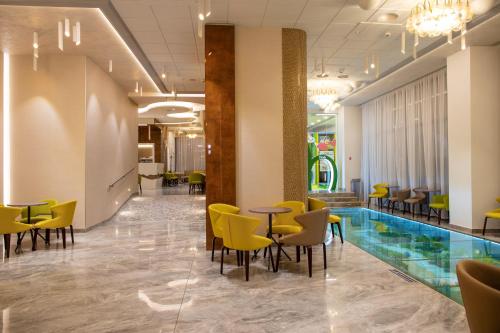 Bazén v ubytování Hotel Olanesti & Spa Medical nebo v jeho okolí