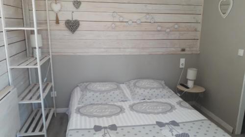 - une petite chambre avec un lit et une étagère dans l'établissement CHALETS Climatisés, à Salernes