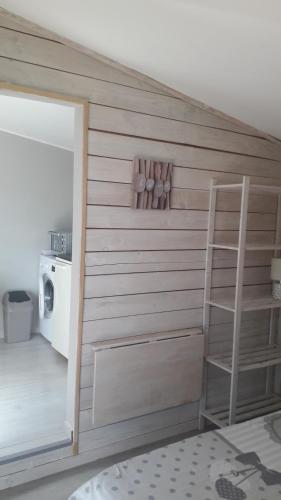 Cette chambre dispose d'un mur avec une étagère et une échelle. dans l'établissement CHALETS Climatisés, à Salernes