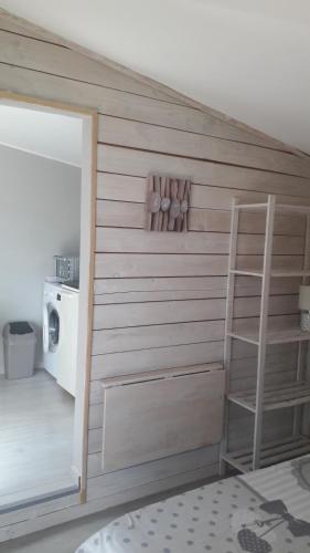 um quarto com uma parede com uma prateleira e uma escada em CHALET 2 Pièces vue piscine em Salernes