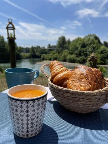 Een kom brood en een kop soep op tafel. bij Les nuits de Cassiopee in Sorde-lʼAbbaye