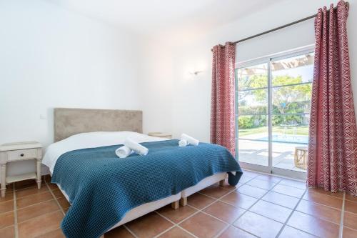 1 dormitorio con cama y ventana grande en Casa Asami - Beautiful villa with private pool en Aljezur