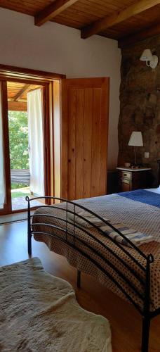 um quarto com uma cama e uma grande janela em Quinta do Espigueiro em Celorico de Basto