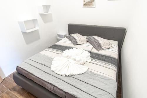 Apartment Trieste HerMes arT tesisinde bir odada yatak veya yataklar
