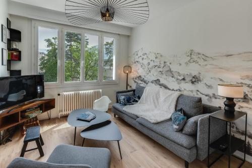 un salon avec un canapé et une télévision dans l'établissement L'Hiba - 2-room apartment for 4 people in the centre of Annecy, à Annecy