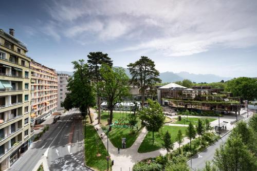 une vue aérienne sur un parc d'une ville dans l'établissement L'Hiba - 2-room apartment for 4 people in the centre of Annecy, à Annecy