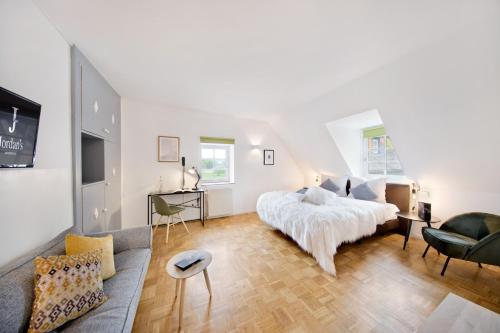 a bedroom with a bed and a living room at Jordan's Untermühle in Köngernheim
