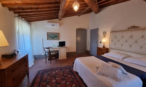 a bedroom with a bed and a desk with a computer at Bella di Ceciliano in Arezzo