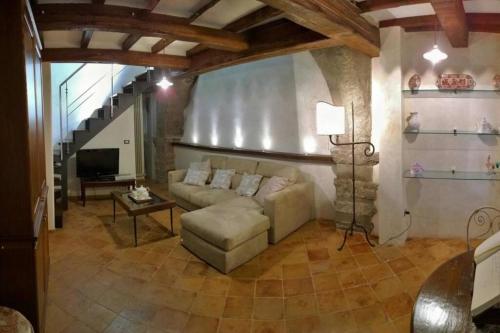 sala de estar con sofá y TV en Santa Maria ad Valetudinarium en Abbadia San Salvatore