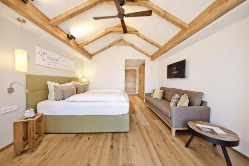 a bedroom with a large bed and a couch at Jordan's Untermühle in Köngernheim