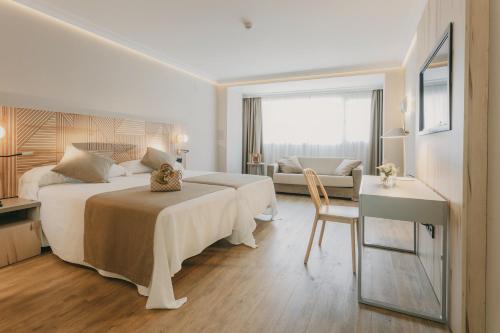 pokój hotelowy z 2 łóżkami i salonem w obiekcie Hotel El Mirador w mieście Loja