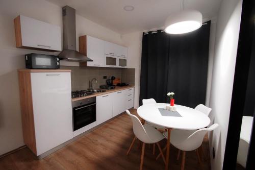 Una cocina o zona de cocina en 4TREES Airport Apartments and Rooms