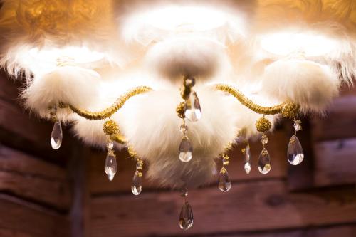 a bunch of white feathers hanging from a chandelier at le A by neige et roc in Morzine