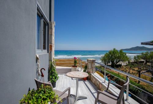 Golden Dolphin Studios & Apartments