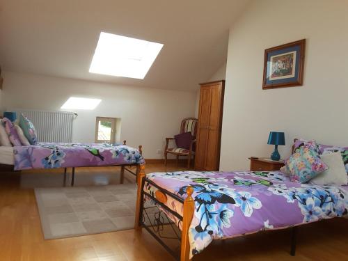 sala de estar con 2 camas y sofá en Holiday Gites in Dordogne are two charming, spacious gites offering privacy and tranquillity for that perfect get away holiday, en Lamothe