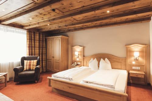 A bed or beds in a room at Hotel Johanna mitten im Ötztal