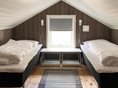 En eller flere senge i et værelse på Holiday home skei i jølster V