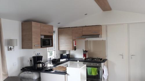 Mobilhomes Quiberon Camping Conguel - Bord de Merにあるキッチンまたは簡易キッチン