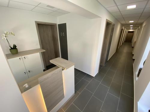 un pasillo vacío de una oficina con un pasillo en MAGNOLIA Room & Spa - ADULTS ONLY, en Csopak