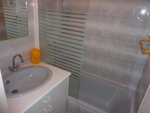 ein weißes Badezimmer mit Waschbecken und Dusche in der Unterkunft LES MOULINS DE LA GUISANE in La Salle Les Alpes