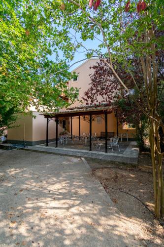a pavilion with tables and chairs in a park at Villa Olive apartments in Ipsos
