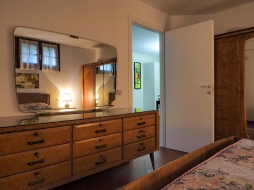 - une chambre avec une commode et un grand miroir dans l'établissement VILLA ISELLA, à San Venanzio