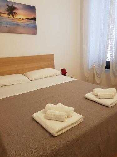 CollemetoにあるIl Giardino di Melaのベッド1台(白いタオル2枚付)