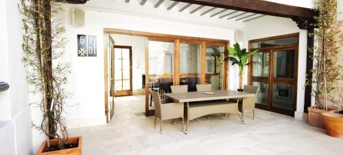 a dining room with a table and chairs at MANZANO PALACE. Habitaciones y Suites 30 m2 en la Plaza Mayor in Almagro
