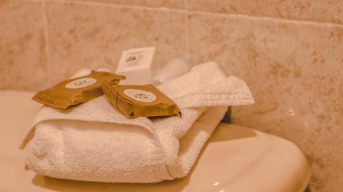 ein Stapel Handtücher auf einer Toilette in der Unterkunft Los Ciruelos Oaxaca in Oaxaca de Juárez