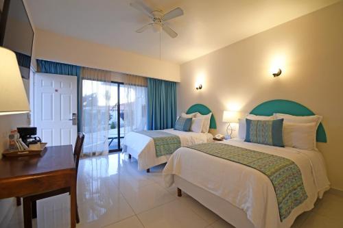 Una cama o camas en una habitación de The Westmarine Waterfront Hotel