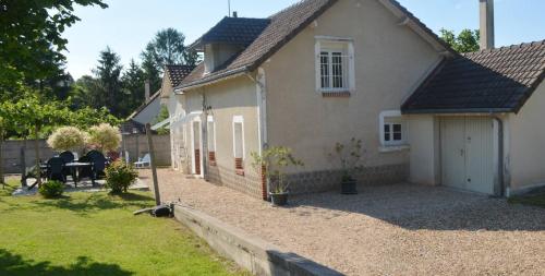 a small house with a yard with a driveway at gite du vivier 2km du parc beauval in Seigy