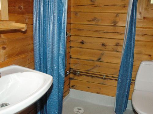 HeggjafrisliaにあるTwo-Bedroom Holiday home in Nordfjordeid 1のバスルーム(洗面台、トイレ、シャワー付)