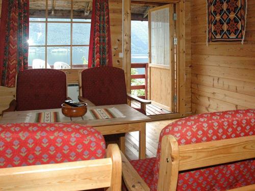 comedor con mesa y 2 sillas en Two-Bedroom Holiday home in Nordfjordeid 1 en Heggjafrislia