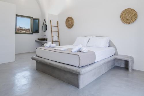 Ένα ή περισσότερα κρεβάτια σε δωμάτιο στο Amethyst Luxury Suites Oia