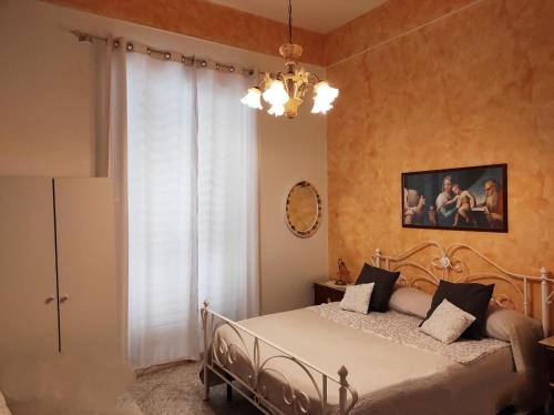 una camera con letto e lampadario a braccio di ENZA ROOM'S AMALFI COAST affittacamere ad Amalfi