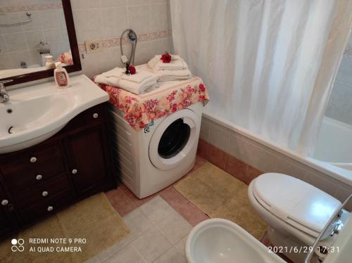 bagno con lavatrice e lavandino di ENZA ROOM'S AMALFI COAST affittacamere ad Amalfi