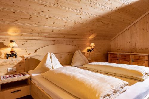 a bedroom with two beds in a log cabin at "Kaiser Karl" *** Ferienwohnungen in Grossgmain