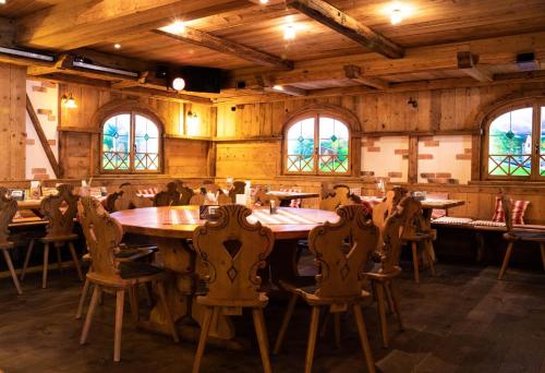 un comedor con una gran mesa de madera y sillas en Gartenlaube Marburg en Marburg an der Lahn