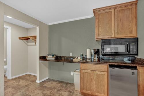 a kitchen with a counter top with a microwave at Maven's Inn & Grill in Canyon Lake