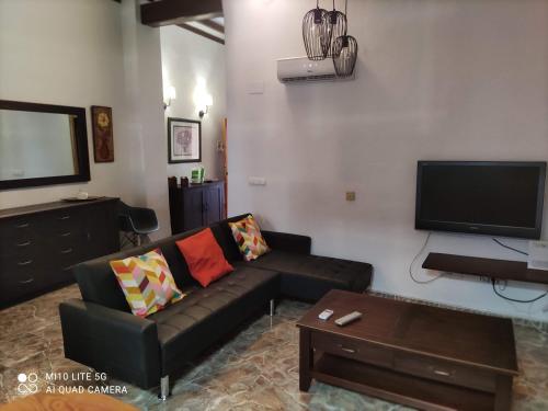 sala de estar con sofá y TV de pantalla plana en Casa Cerca de Playa Gandia , Denia , Oliva y Benidorm, en Rafelcofer