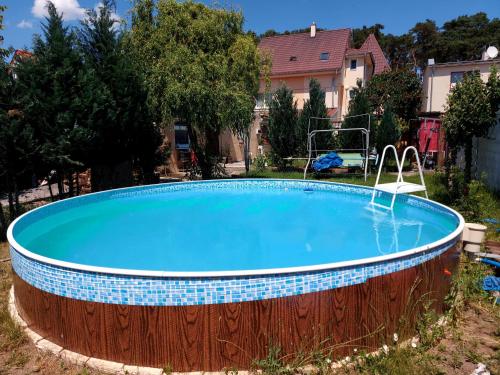 une grande piscine entourée d'une clôture en bois. dans l'établissement Villa Jakubov, à Malacky