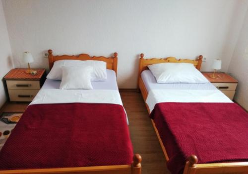 2 camas en una habitación con 2 mesitas de noche en 11 Primorska ulica, en Cesarica