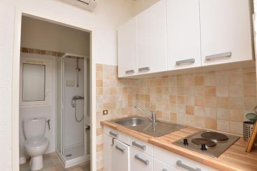 a bathroom with a sink and a toilet at Résidence Marine de Palumbare in LʼÎle-Rousse