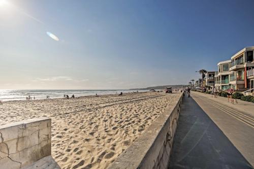 Bayfront Getaway on Boardwalk with Hot Tub!