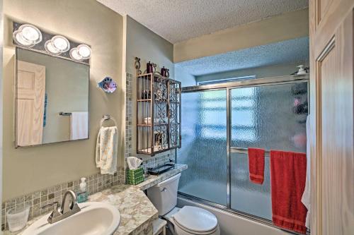 ボニータ・スプリングスにあるBoho-Style Escape with Patio about 3 Mi to Bonita Beach!のシャワー、洗面台、トイレ付きのバスルーム