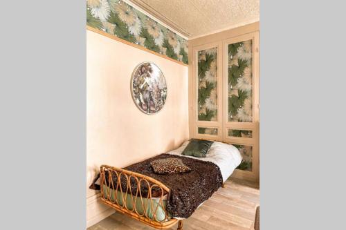 - une chambre avec un lit et une peinture murale dans l'établissement Appartement familial de caractère, à Boulogne-sur-Mer