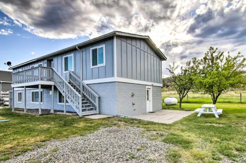 EmigrantにあるMontanas Emigrant Peaks Getaway Apt with Amenitiesの階段とピクニックテーブルのある青い家