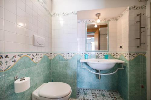 y baño con lavabo y aseo. en Residence dei Pescatori, en Procida