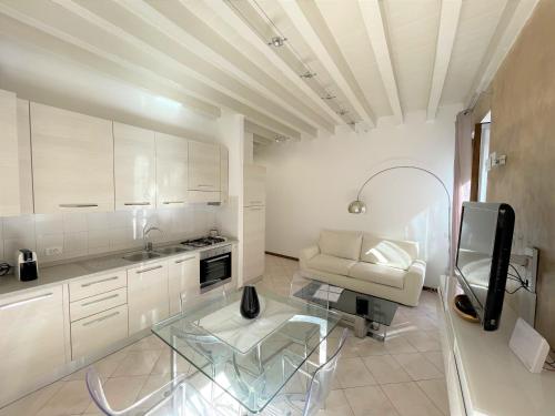 A kitchen or kitchenette at DesenzanoLoft Le Petit Bijou Desenzano